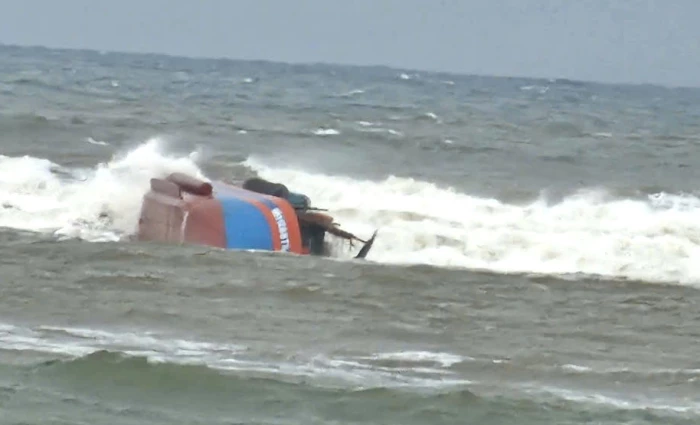 Tàu cá bị chìm ở cửa biển Nhật Lệ, 1 thuyền viên tử vong