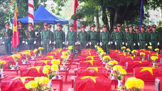Hài cốt liệt sĩ được tổ chức lễ viếng, truy điệu, an táng tại Nghĩa trang liệt sĩ Đồi 82 (xã Tân Biên, tỉnh Tây Ninh), ngày 22/12/2025. Ảnh minh họa: Minh Phú/TTXVN
