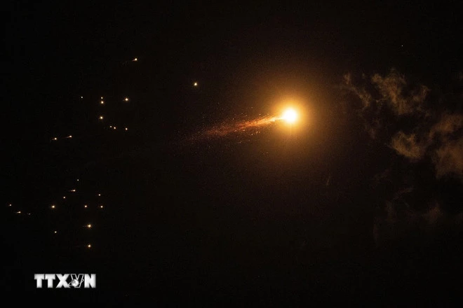 Mảnh vỡ tên lửa rơi xuống sau khi bị hệ thống phòng không của Israel đánh chặn trên bầu trời thành phố Tel Aviv, Israel. (Ảnh: THX/TTXVN)