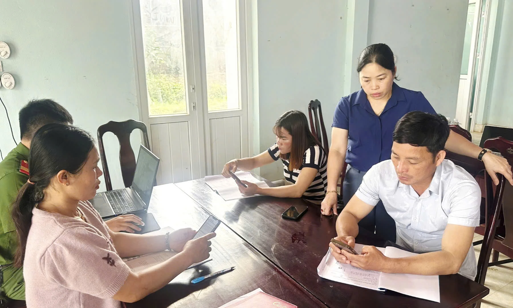 Hướng dẫn học viên cách đăng ký, tra cứu hồ sơ và thực hiện các bước nộp thủ tục hành chính trực tuyến qua điện thoại thông minh-Ảnh: K.S