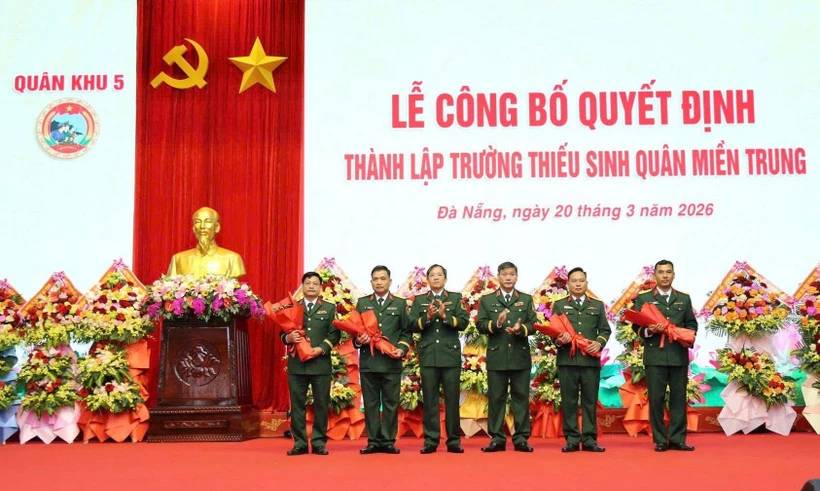 Lãnh đạo Quân khu 5 tặng hoa chúc mừng Ban Giám hiệu nhà trường. (Nguồn: Báo Đà Nẵng)