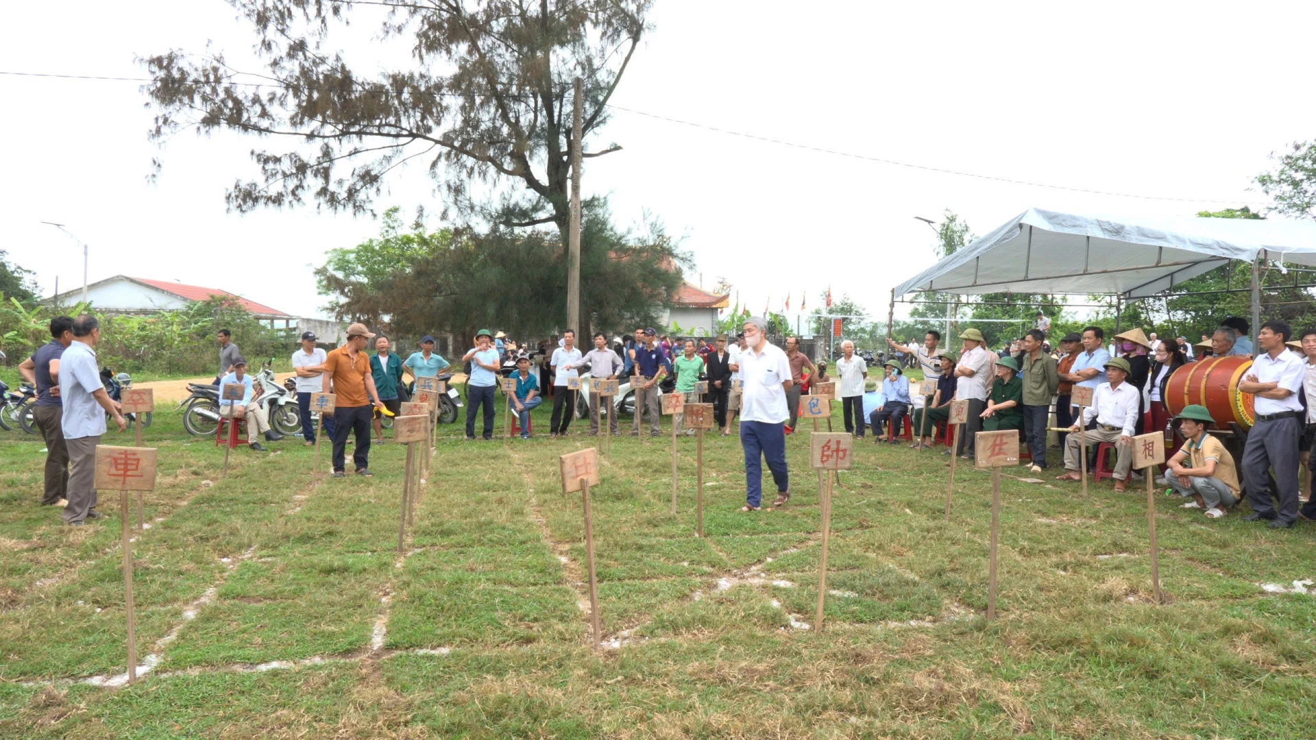 Người dân tham gia thi đấu mô cờ thẻ tại lễ hội - Ảnh: Thùy Trang