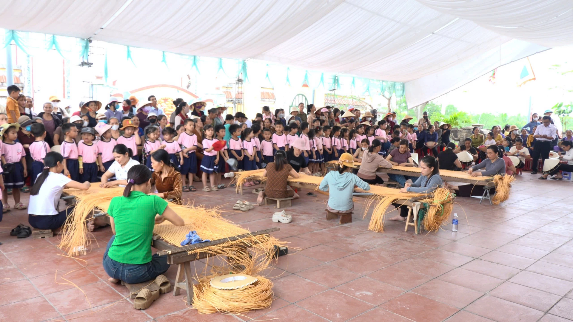 Người dân tham gia phần thi tay nghề truyền thống tại Lễ hội - ảnh: Thùy Trang