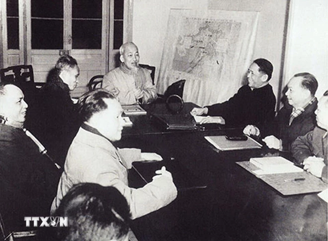 Ban Chấp hành Trung ương Đảng họp bàn phương hướng kế hoạch nhà nước năm 1961 (đồng chí Phạm Văn Đồng ngồi thứ nhất dãy bên trái Bác Hồ). (Ảnh: Tư liệu TTXVN)