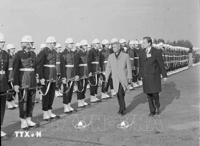 Thủ tướng Phạm Văn Đồng và Thủ tướng Olof Palme duyệt đội danh dự, trong chuyến thăm hữu nghị chính thức Thụy Điển từ ngày 8-11/4/1974. (Ảnh: Văn Bảo/TTXVN)