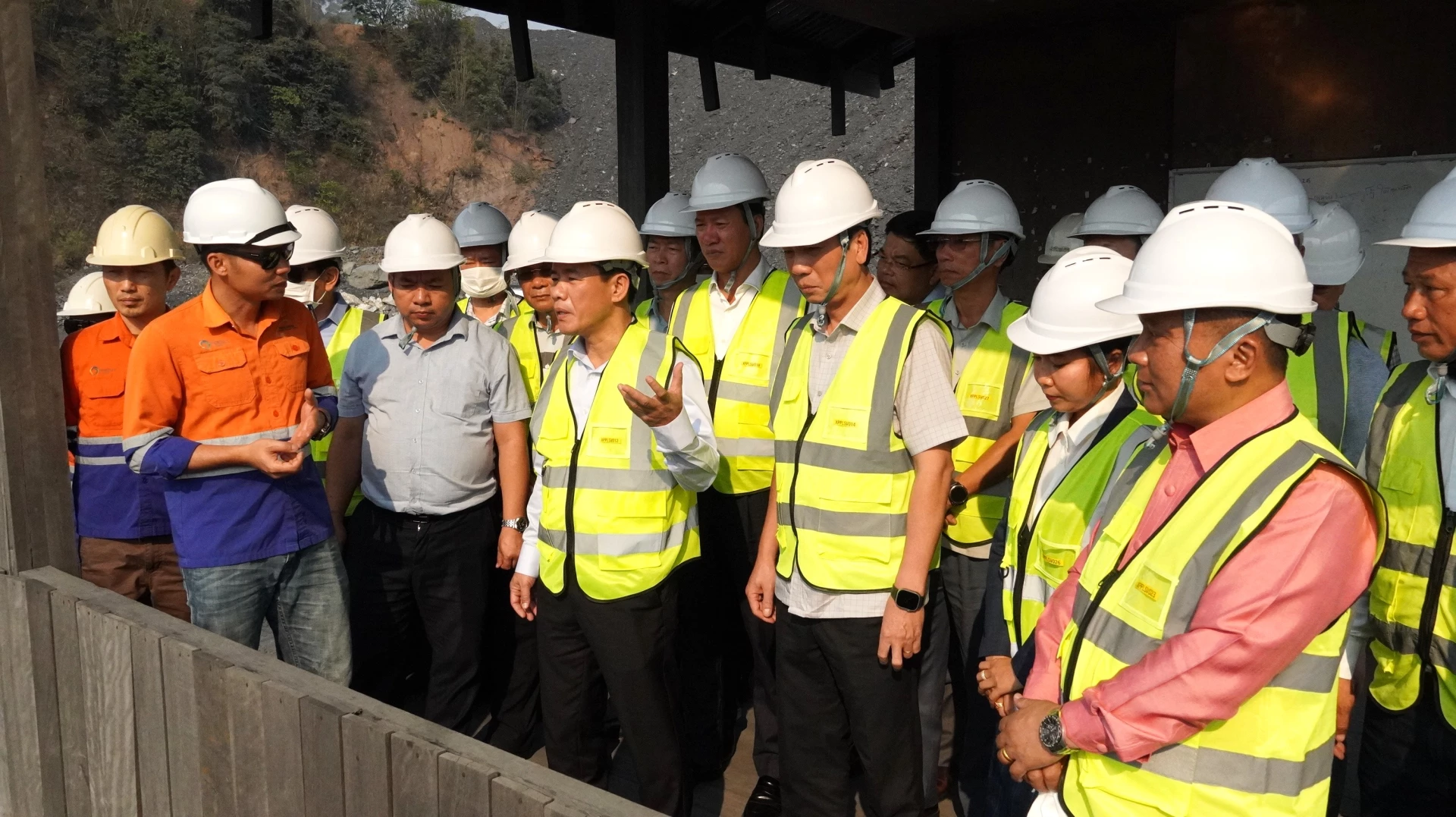 Đồng chí Nguyễn Văn Phương, Bí thư Tỉnh ủy và đoàn công tác thăm mỏ than của đơn vị - Ảnh: Q.V