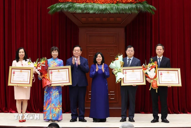 Các đồng chí Ủy viên Bộ Chính trị, Bí thư Trung ương Đảng: Bùi Thị Minh Hoài, Chủ tịch Ủy ban Trung ương Mặt trận Tổ quốc Việt Nam và Nguyễn Trọng Nghĩa, Chủ nhiệm Tổng cục Chính trị QĐND Việt Nam trao Huân chương Lao động hạng Nhì cho các đơn vị có thành tích xuất sắc, đột xuất trong công tác tham mưu, tổ chức, phục vụ Đại hội XIV của Đảng. (Ảnh: Phương Hoa/TTXVN)