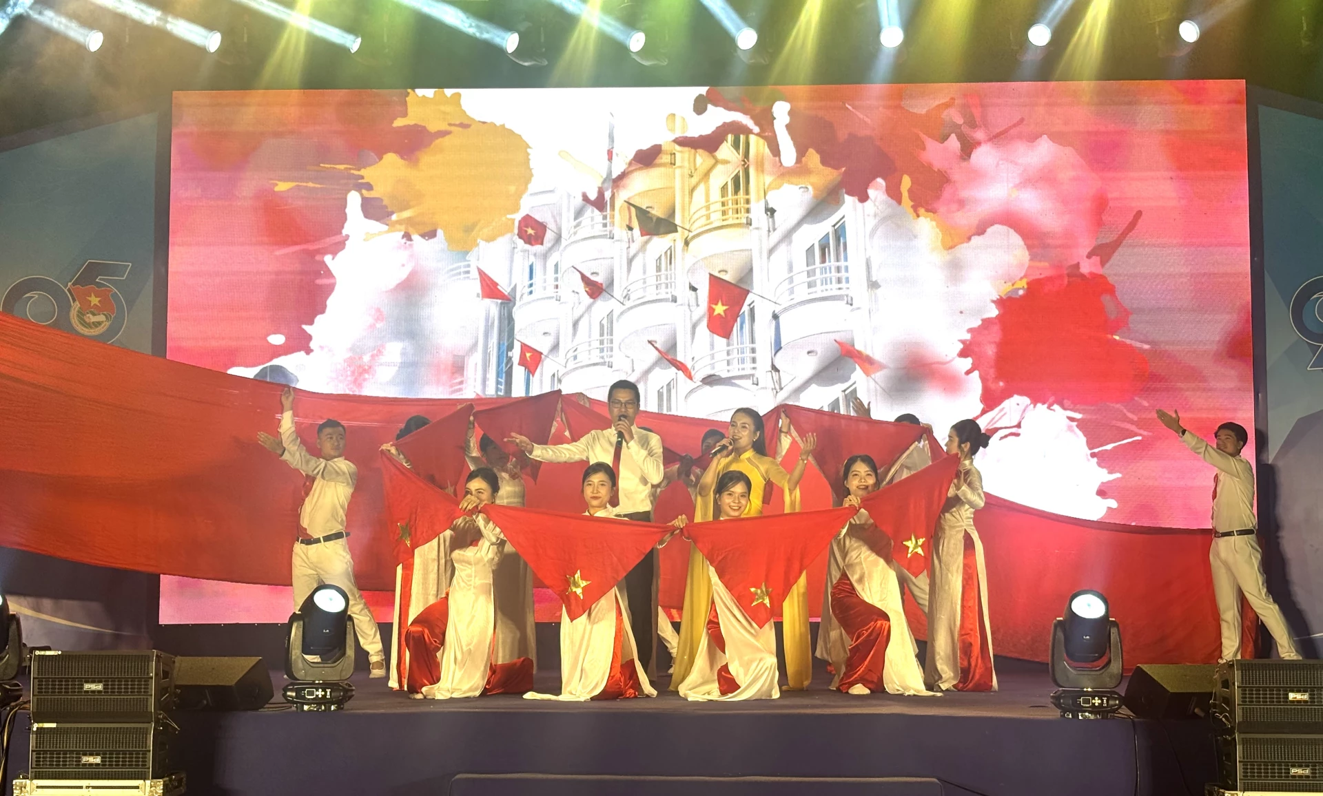 Tiết mục múa hát ca ngợi quê hương, đất nước - Ảnh: K.H