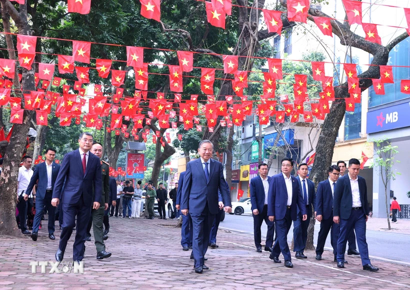 Tổng Bí thư Tô Lâm và các cử tri đến điểm bỏ phiếu Khu vực bỏ phiếu số 02 phường Ba Đình, thành phố Hà Nội. (Ảnh: Văn Điệp/TTXVN)