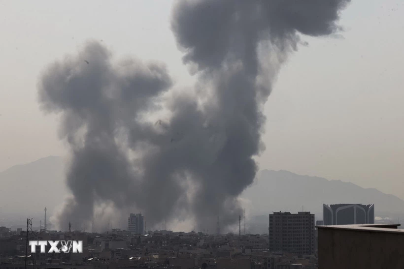 Khói bốc lên sau một vụ nổ ở thủ đô Tehran, Iran. (Ảnh: The Times of Israel/TTXVN)