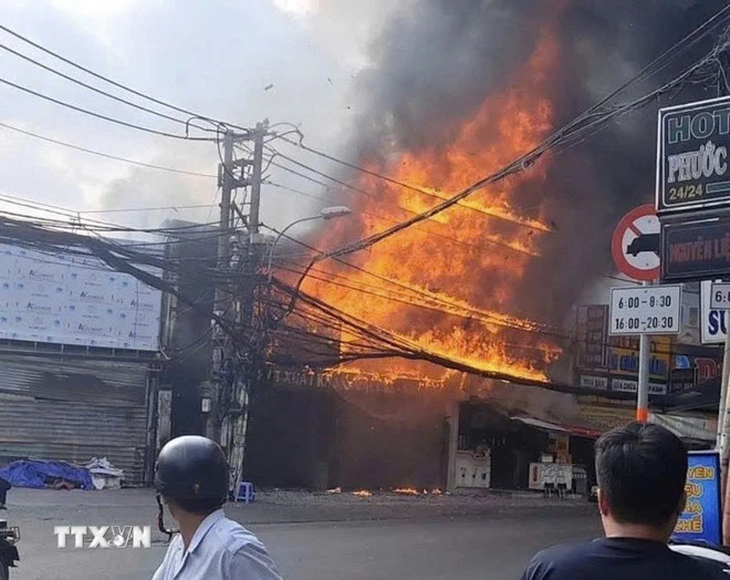 Hiện trường vụ cháy ở phường Phước Long, Thành phố Hồ Chí Minh chiều ngày 24/2 (mùng 8 Tết). (Ảnh: TTXVN phát)