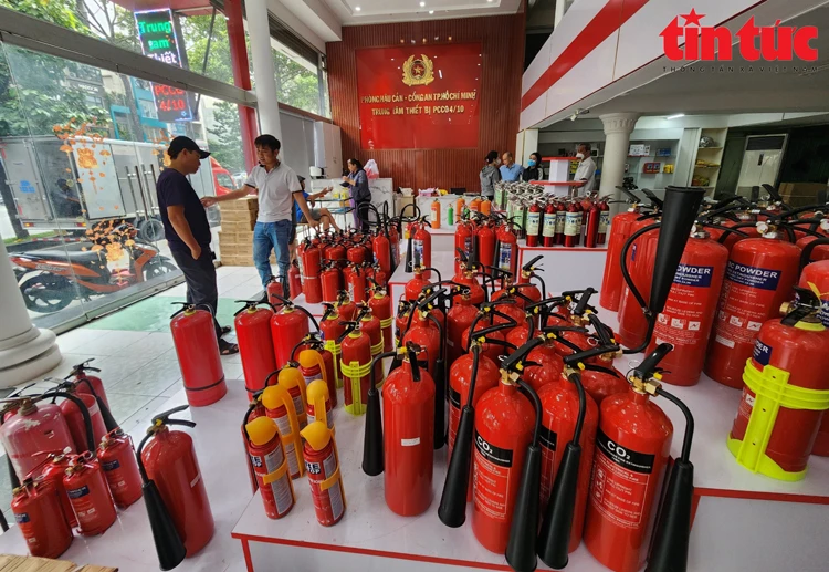 Người dân mua thiết bị PCCC tại TP. Hồ Chí Minh. Ảnh: Mạnh Linh/Báo Tin tức