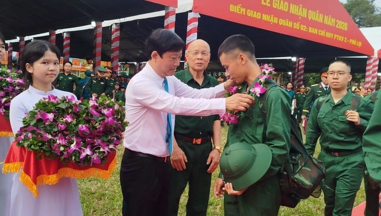 Hướng dẫn xếp đặt nội vụ vệ sinh cho chiến sĩ mới tại Đại đội 1, Tiểu đoàn 1, Trung đoàn 832. (Ảnh DUY ĐỨC)