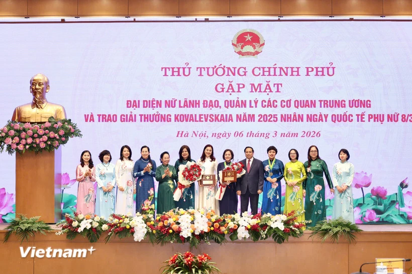 Cá nhân và tập thể các nhà khoa học nữ nhận Giải thưởng Kovalevskaia năm 2025. (Ảnh: PV/Vietnam+)