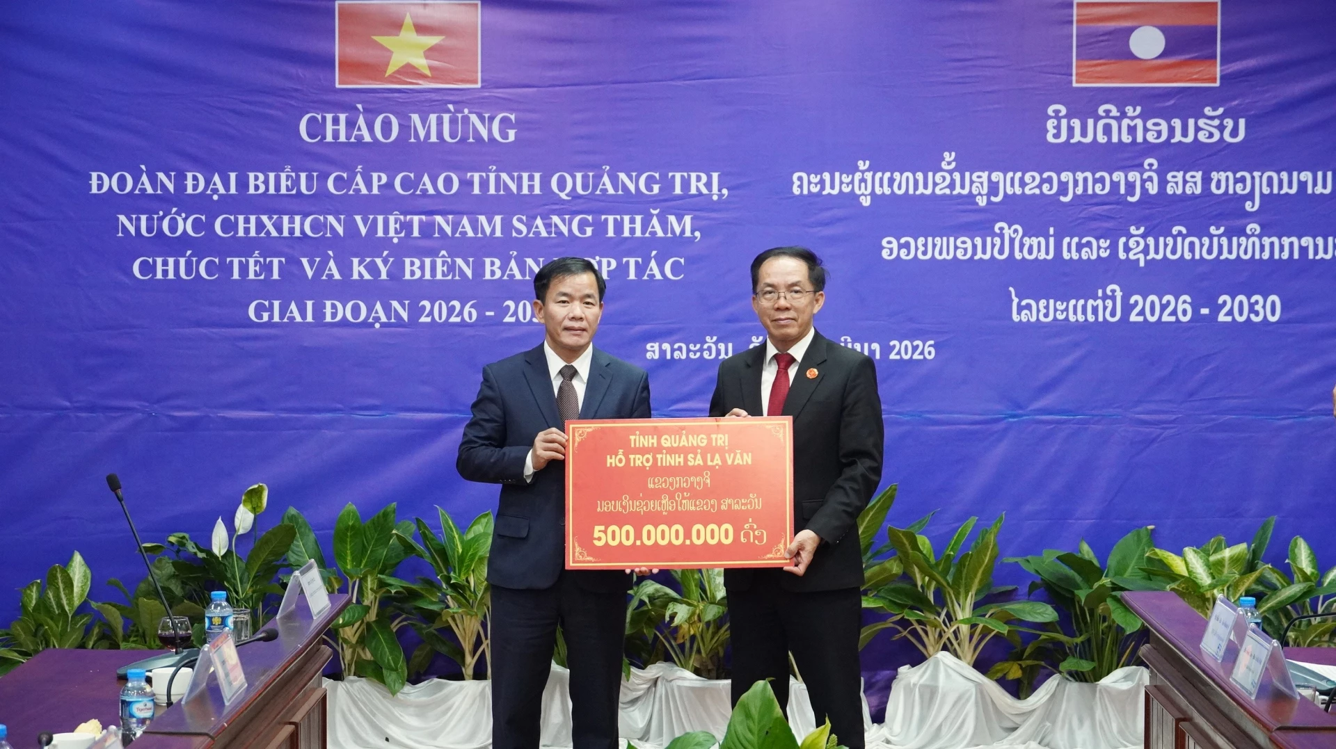 Đồng chí Nguyễn Văn Phương, Bí thư Tỉnh ủy Quảng Trị đã trao tặng tỉnh Sả-lạ-văn số tiền 500 triệu đồng - Ảnh: Q.V