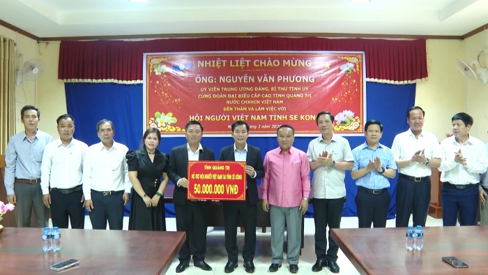 Đồng chí Nguyễn Văn Phương, Bí thư Tỉnh ủy Quảng Trị thăm Hội Người Việt Nam tỉnh Xê Kông