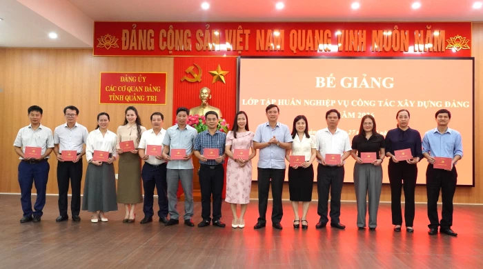 Bế giảng lớp bồi dưỡng nghiệp vụ công tác xây dựng Đảng