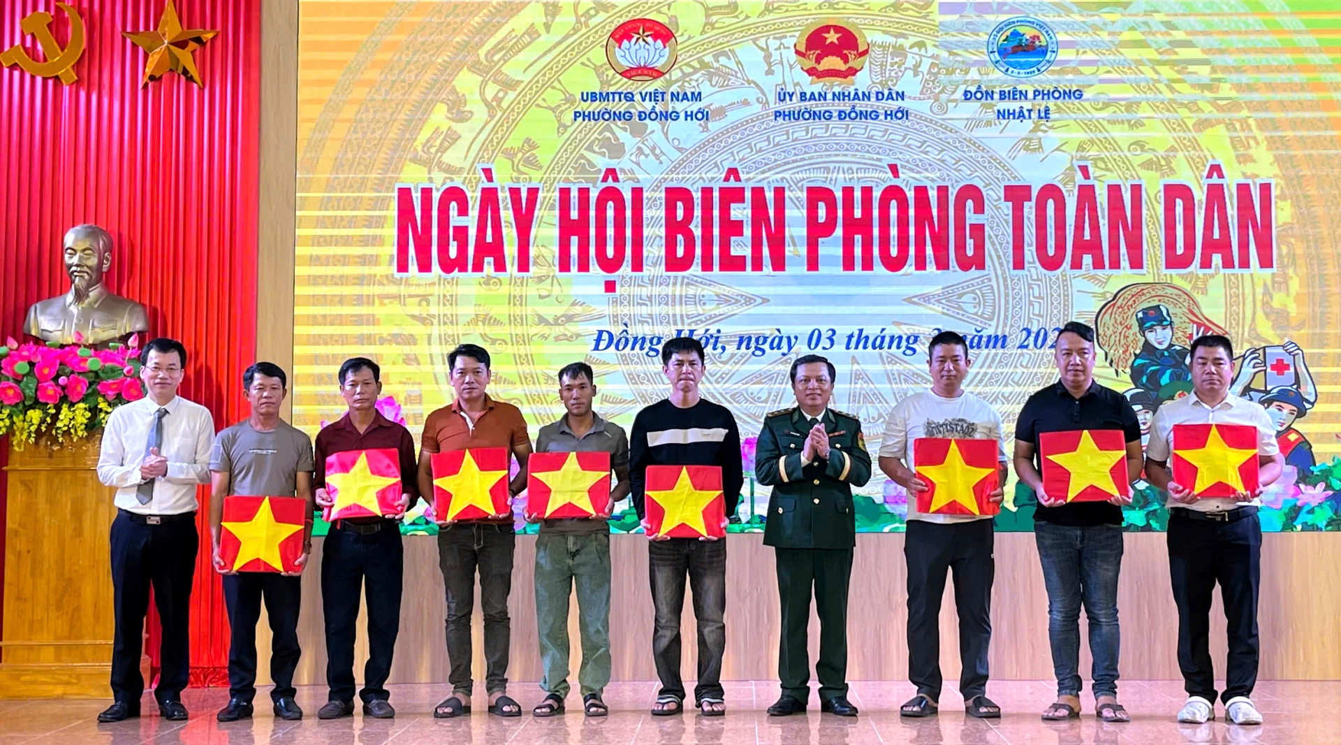 Các địa phương đơn vị phối hợp tặng cờ Tổ quốc cho ngư dân - Ảnh: H.Tr