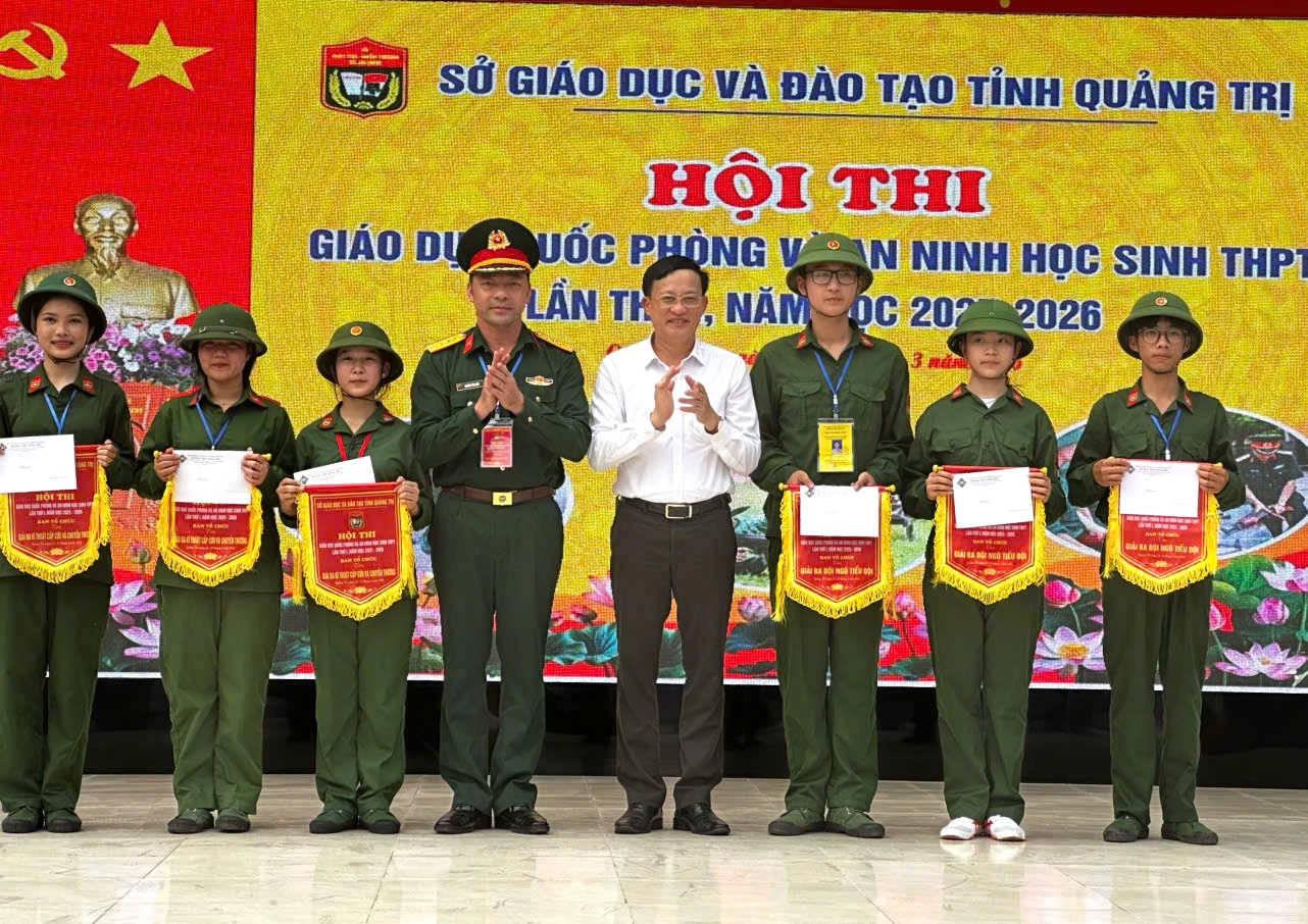 Ban tổ chức trao giải cho các vận động viên đạt thành tích cao - Ảnh: Thùy Trang