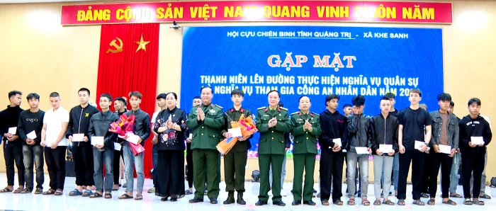 Hội Cựu chiến binh tỉnh: Trao quà động viên tân binh ở xã Khe Sanh