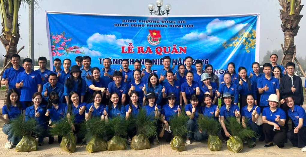 Đoàn viên, thanh niên phường Đồng Hới đã đồng loạt ra quân triển khai trồng cây xanh ngay sau lễ khởi động Tháng Thanh niên năm 2026 - Ảnh: H.Tr.