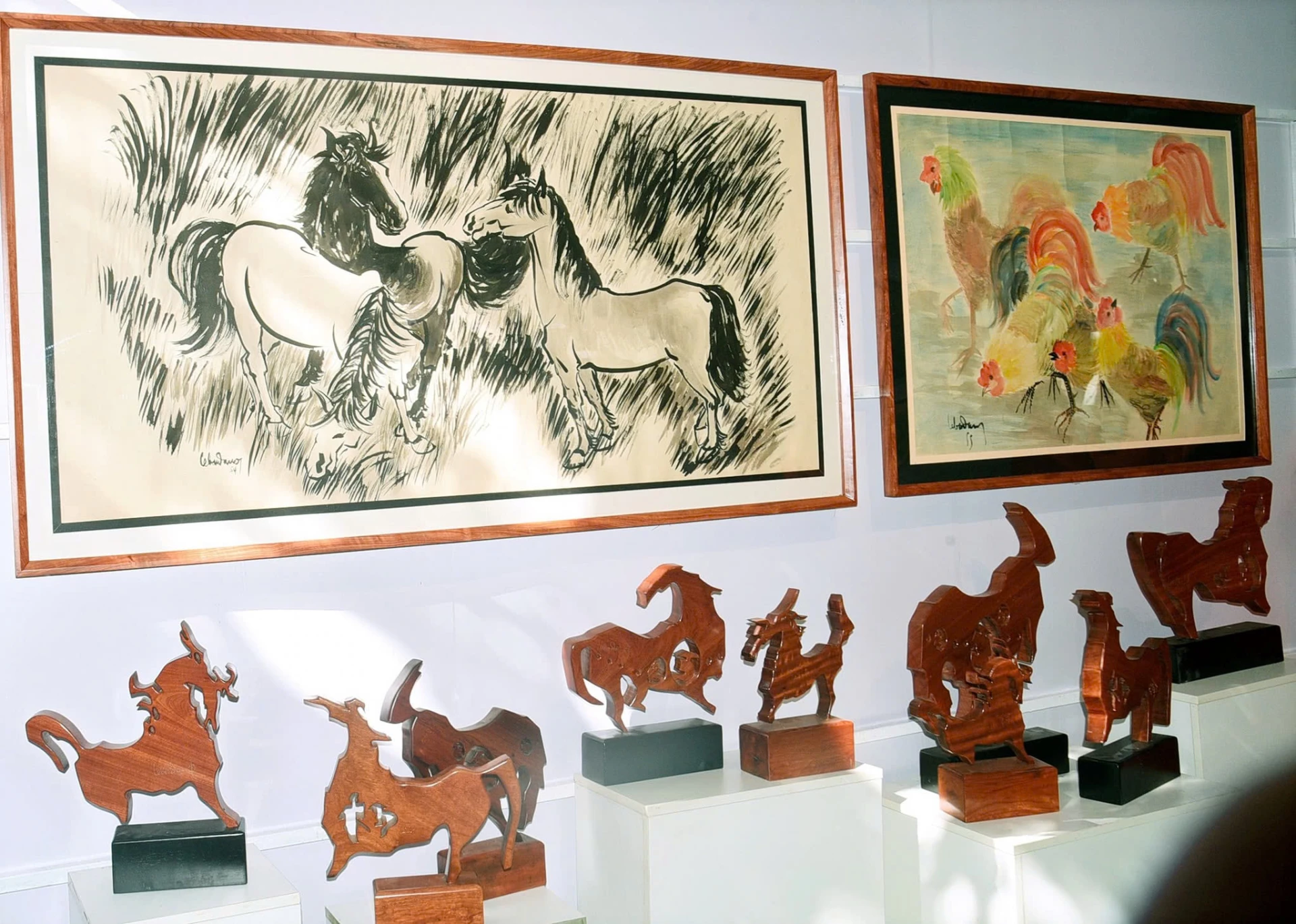 Không gian trưng bày các tác phẩm về ngựa của họa sĩ Lê Bá Đảng tại tư gia anh Lê Hồng Phương - Ảnh: Gia đình họa sĩ Lê Bá Đảng cung cấp