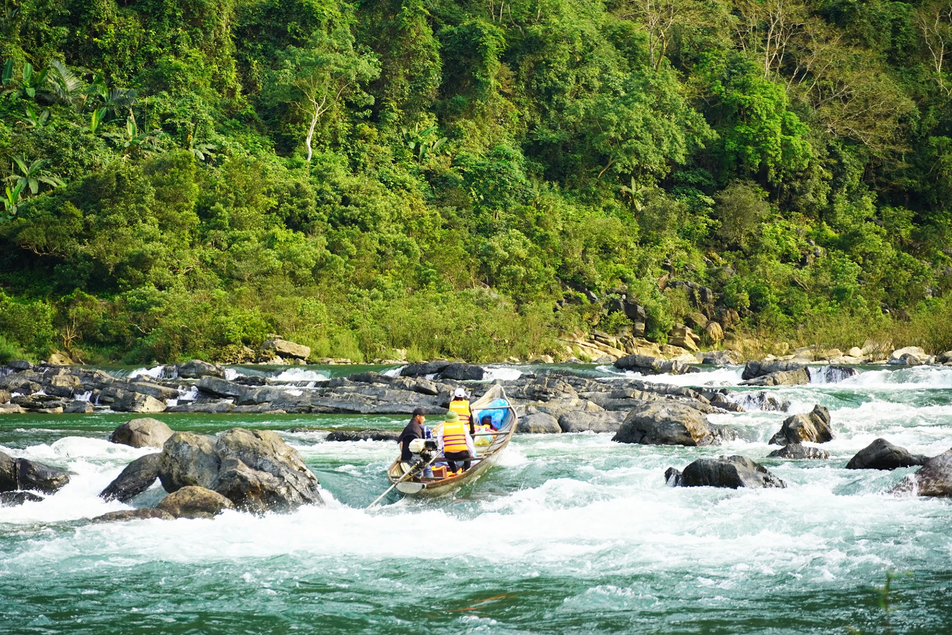 Đoàn lãnh đạo xã Trường Sơn vượt thác Tam Lu, kiểm tra công tác chuẩn bị bầu cử sớm ở 2 bản Hôi Rấy và Nước Đắng-Ảnh: P.P