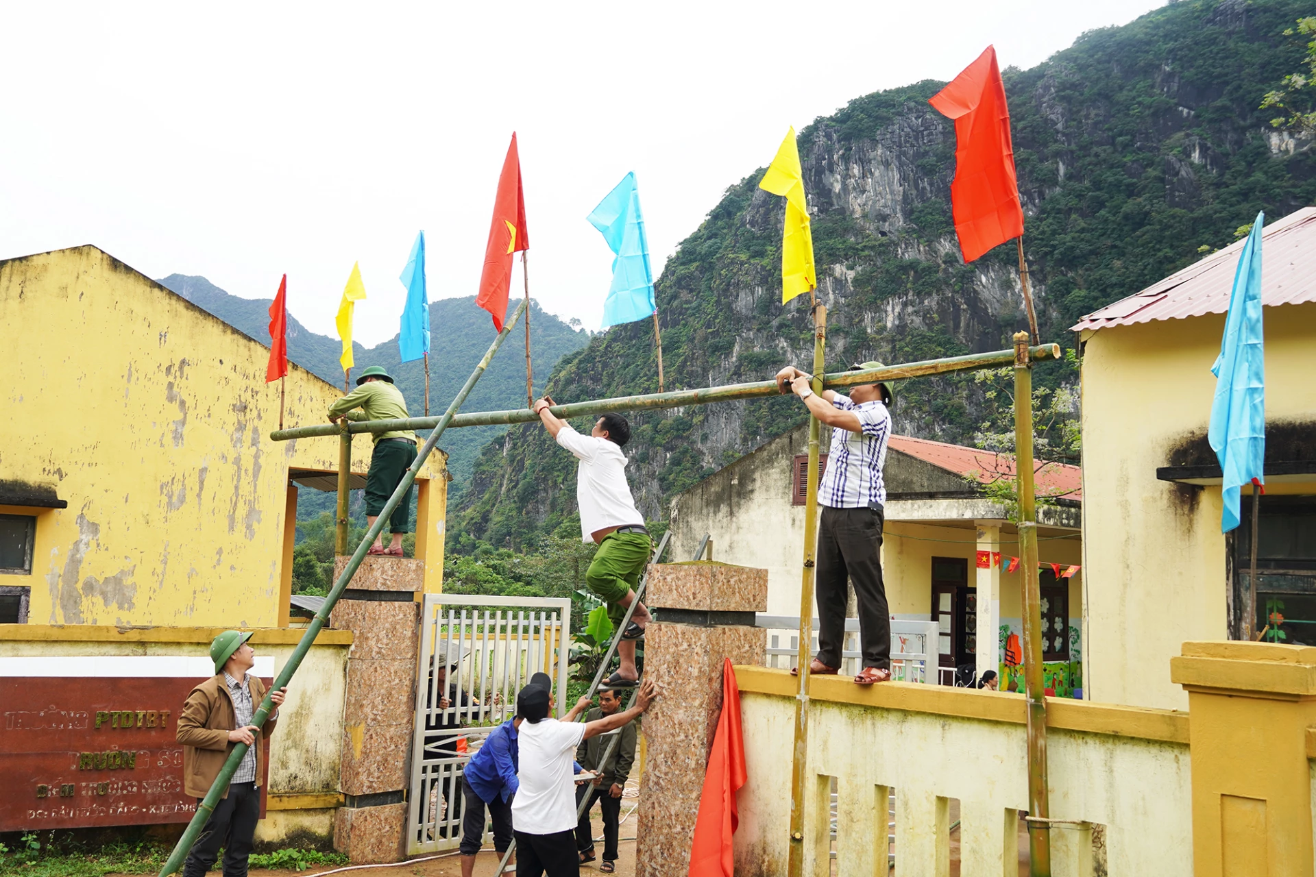 Trang trí cờ hoa, bảo đảm vật cơ sở vật chất tại các điểm bỏ phiếu-Ảnh: P.P