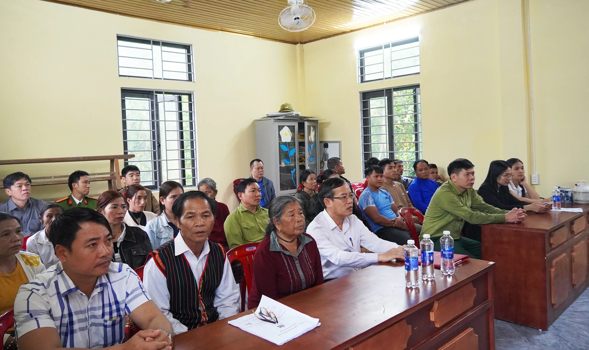 Đông đảo người dân tham dự hội nghị tiếp xúc cử tri cho các ứng cử viên HĐND xã-Ảnh: P.P