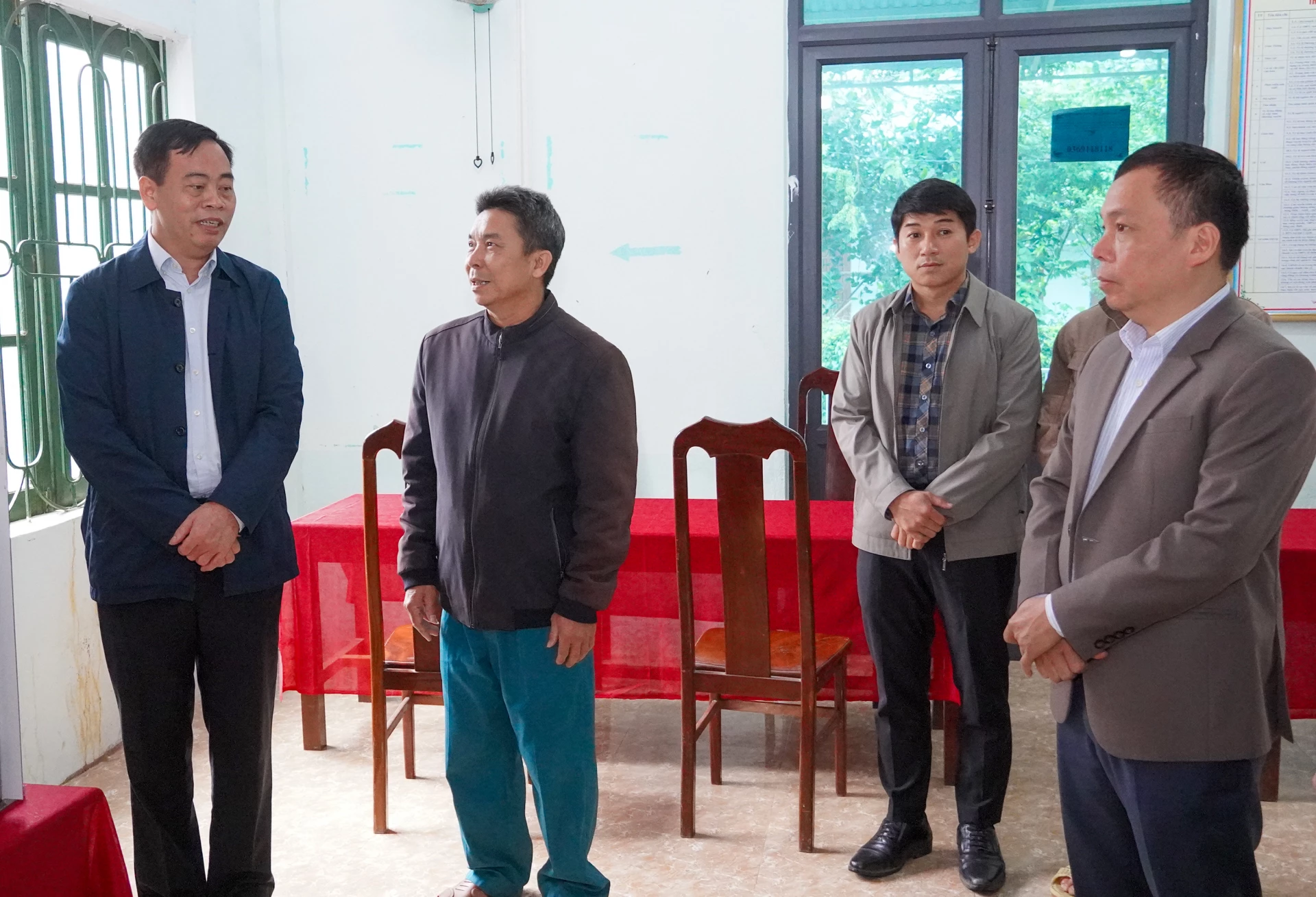 Đồng chí Nguyễn Đăng Quang, Phó Bí thư Tỉnh ủy, Chủ tịch HĐND tỉnh, Chủ tịch Ủy ban bầu cử tỉnh kiểm tra địa điểm tổ chức bầu cử tại thôn Tân Ấp, xã Tuyên Sơn - Ảnh: N.H