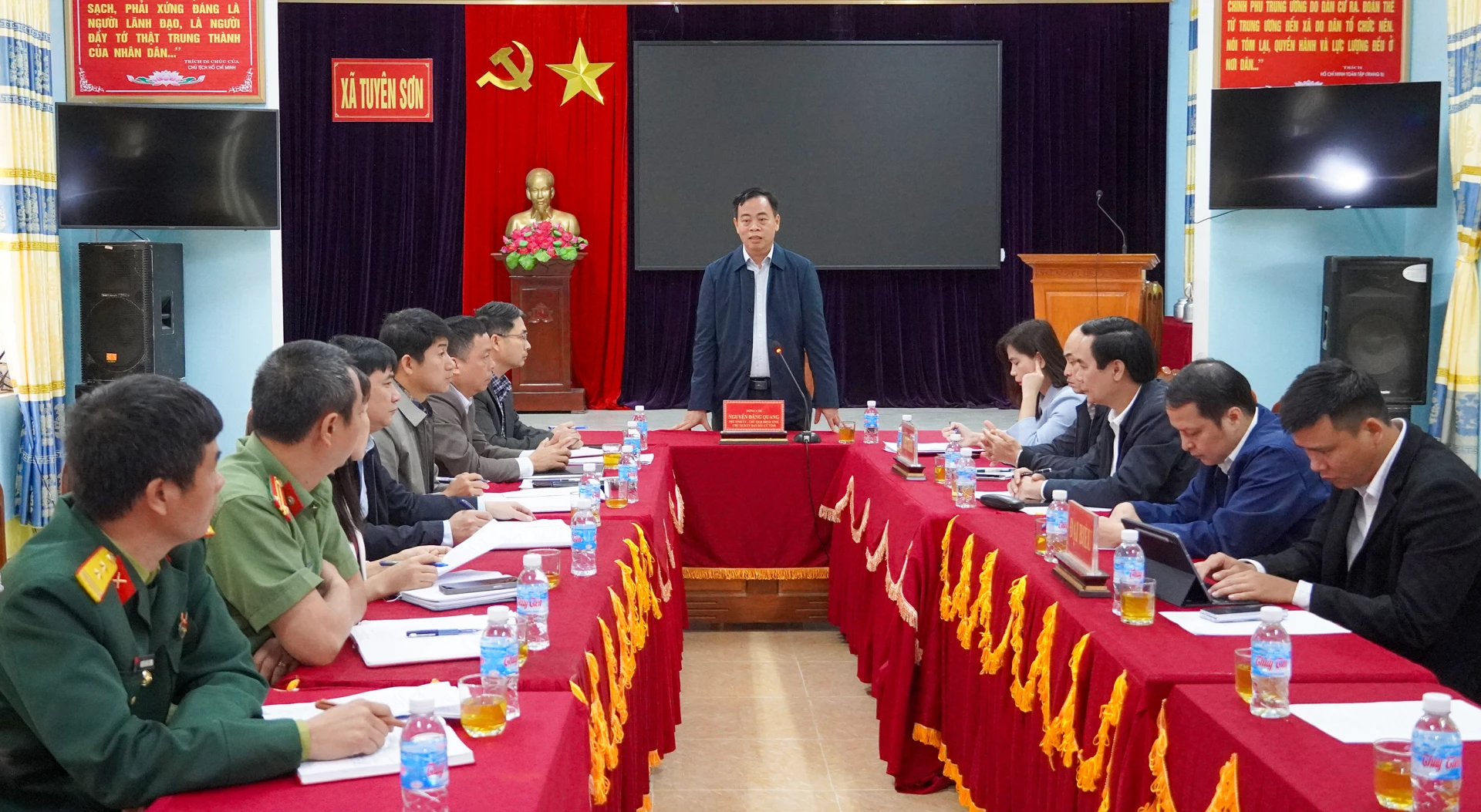 Đồng chí Nguyễn Đăng Quang, Phó Bí thư Tỉnh ủy, Chủ tịch HĐND tỉnh, Chủ tịch Ủy ban bầu cử tỉnh phát biểu tại buổi giám sát công tác bầu cử ở xã Tuyên Sơn - Ảnh: N.H