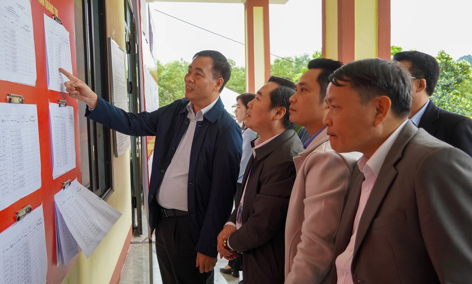 Đồng chí Nguyễn Đăng Quang, Phó Bí thư Tỉnh ủy, Chủ tịch HĐND tỉnh, Chủ tịch Ủy ban bầu cử tỉnh kiểm tra địa điểm tổ chức bầu cử tại bản Cà Xen- Ảnh: N.H