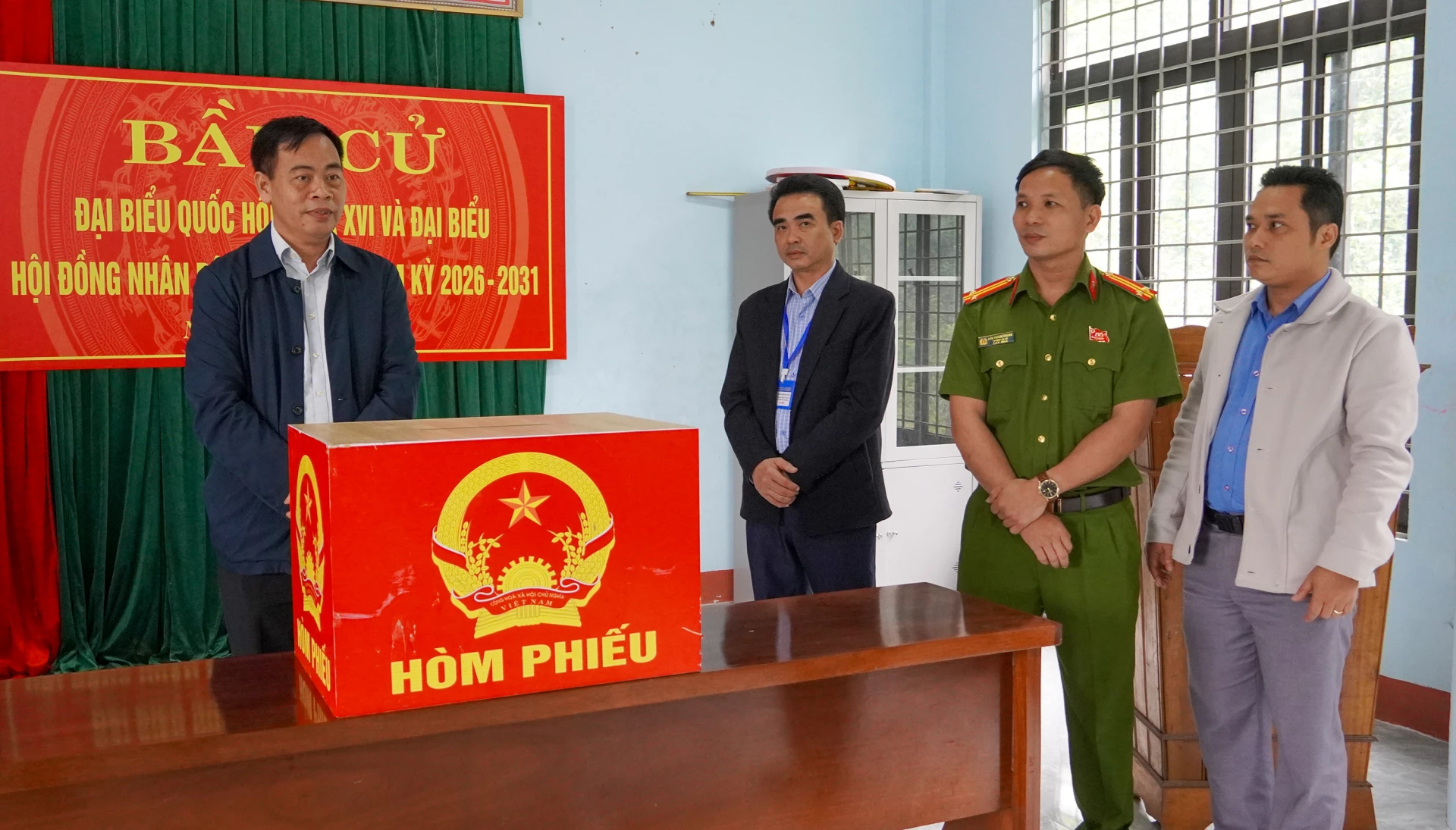 Đồng chí Nguyễn Đăng Quang, Phó Bí thư Tỉnh ủy, Chủ tịch HĐND tỉnh, Chủ tịch Ủy ban bầu cử tỉnh kiểm tra địa điểm tổ chức bầu cử tại bản Cà Xen- Ảnh: N.H