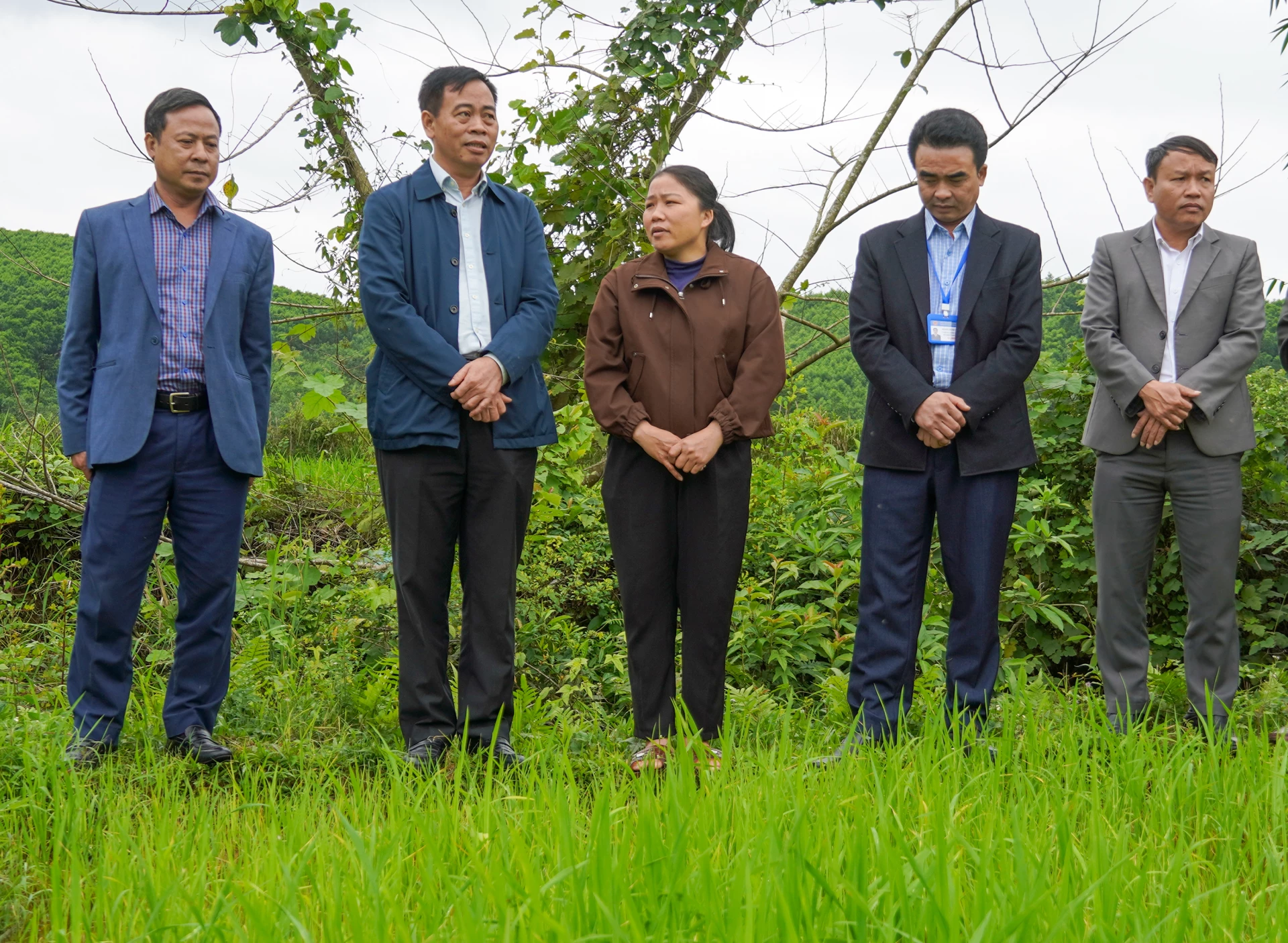 Đồng chí Nguyễn Đăng Quang, Phó Bí thư Tỉnh ủy, Chủ tịch HĐND tỉnh, Chủ tịch Ủy ban bầu cử tỉnh kiểm tra tình hình sản xuất tại bản Cà Xen (xã Tuyên Lâm) - Ảnh: N.H

