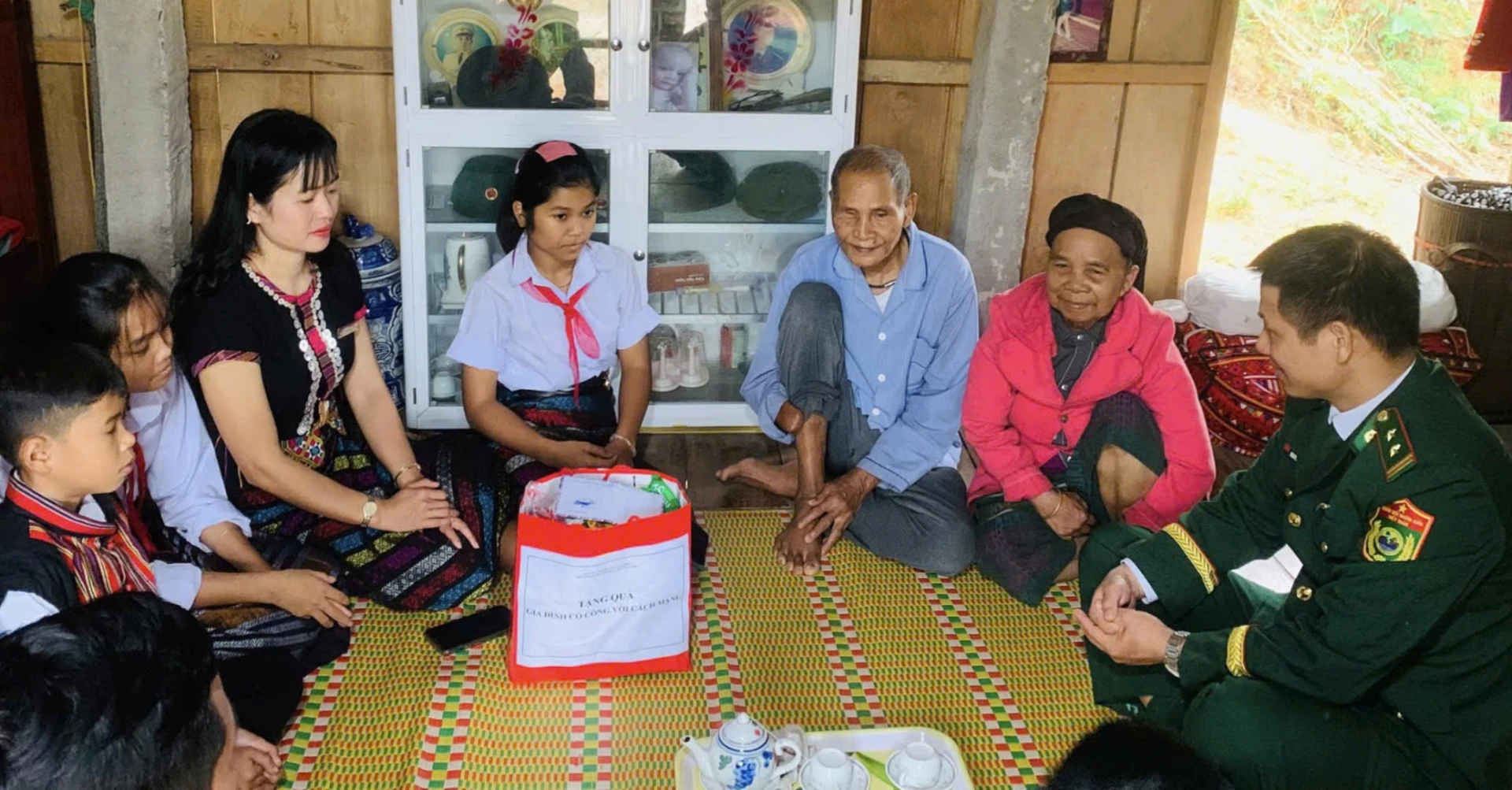 Đồn Biên phòng Ba Nang phối hợp tổ chức “Tiết học biên giới”, giáo dục pháp luật và phòng chống tệ nạn xã hội cho học sinh trên địa bàn-Ảnh: K.S

