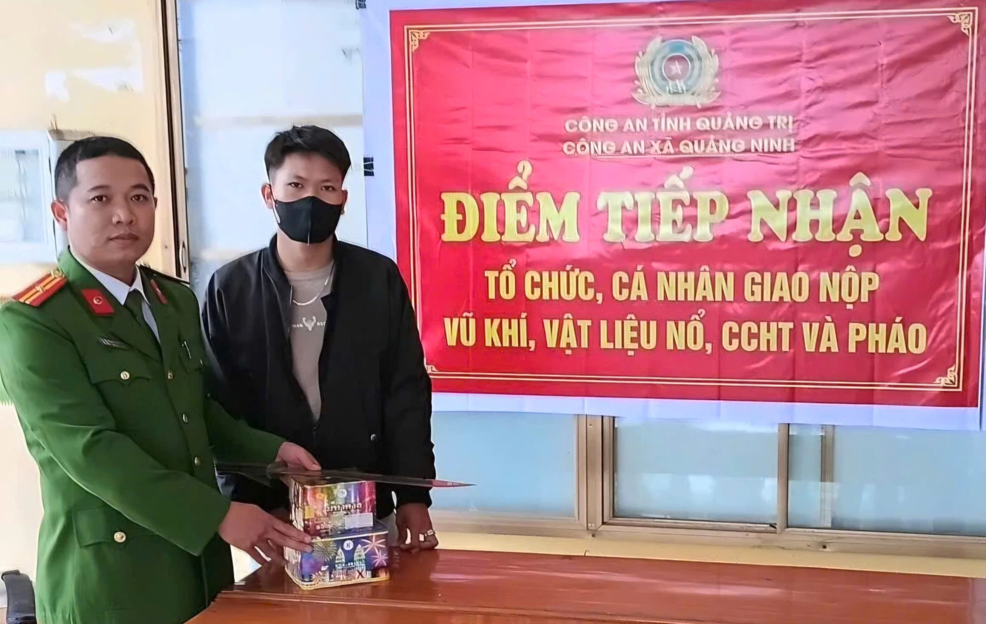 Người dân tự nguyện giao nộp pháo hoa nổ-Ảnh:ĐN