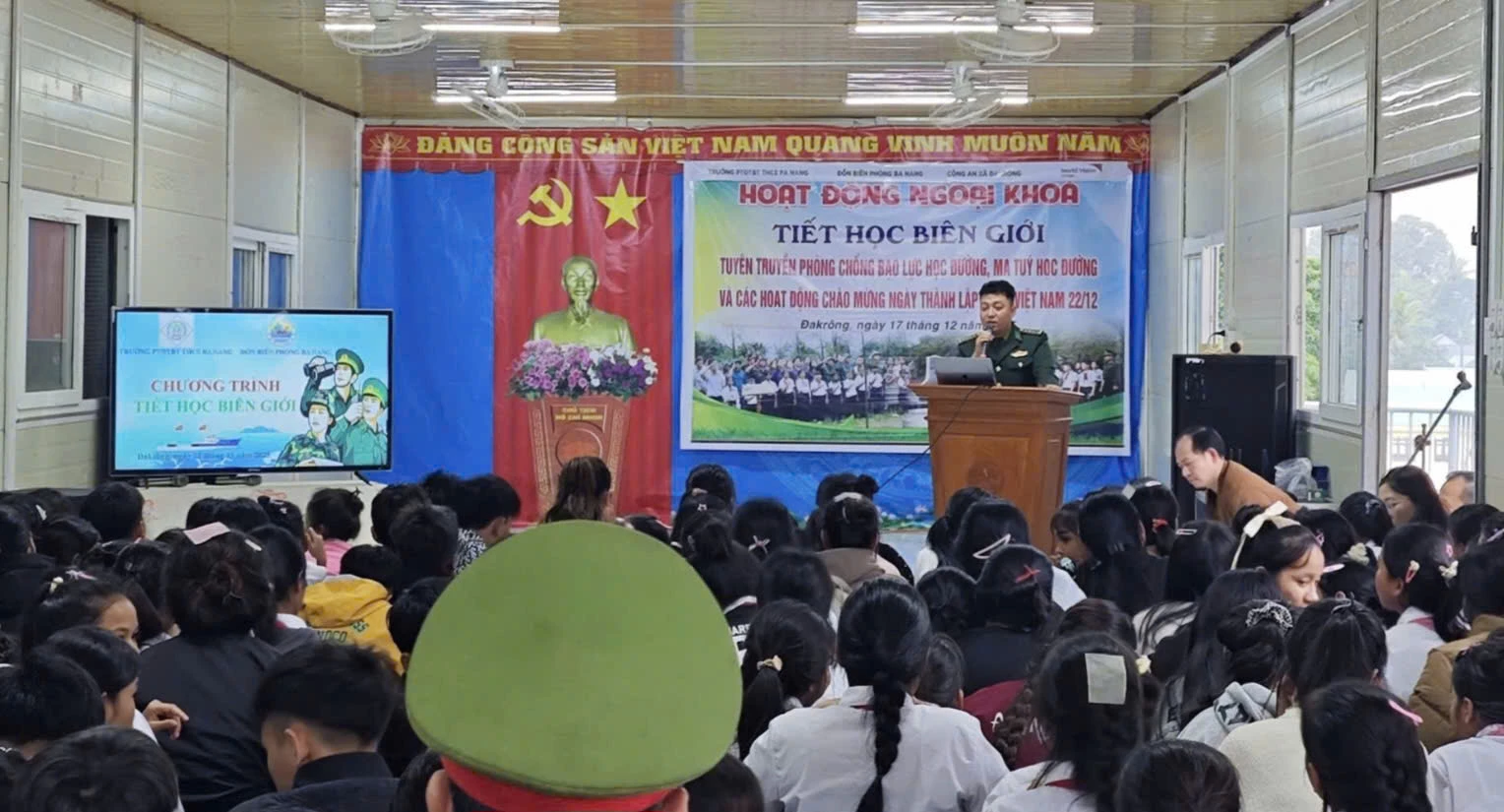 Cán bộ Đồn Biên phòng Ba Nang phối hợp với nhà trường thăm hỏi người có công và lồng ghép tuyên truyền pháp luật cho thế hệ trẻ -Ảnh: K.S