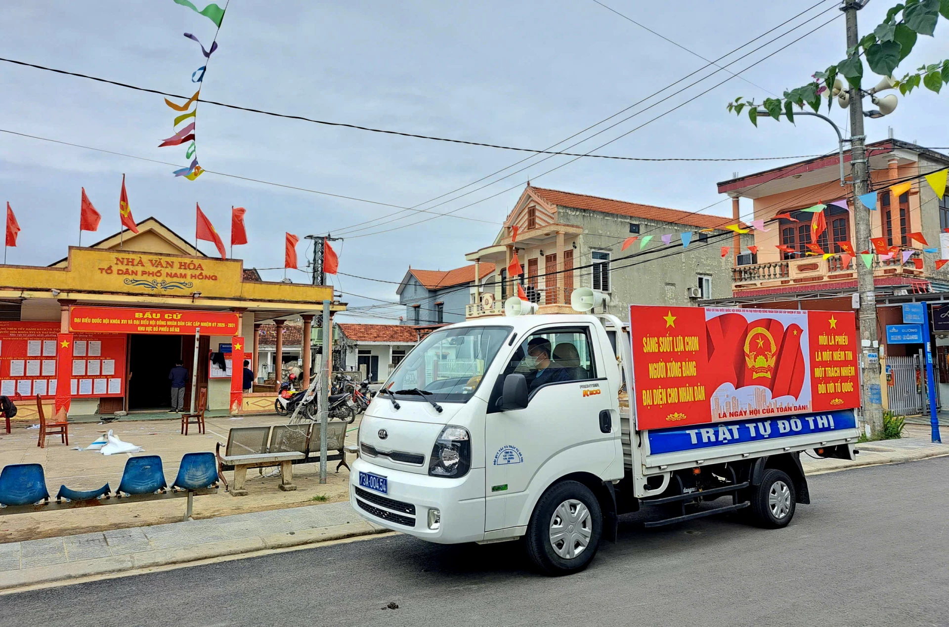 Đồng Hới tuyên truyền bằng xe lưu động trên các tuyến đường, khu dân cư - Ảnh: H.Tr.