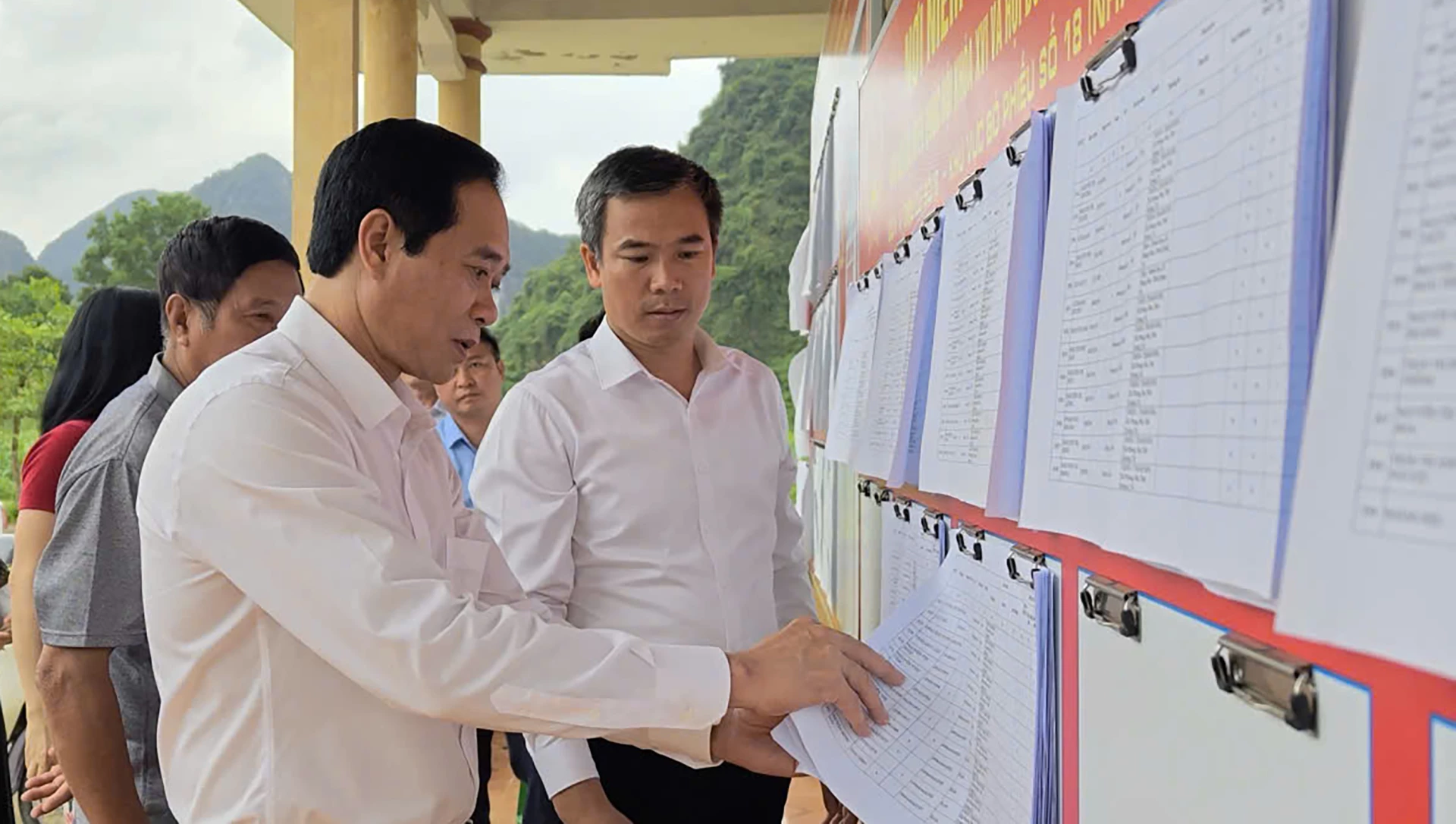 Đồng chí Hoàng Minh Thái, Bí thư Đảng ủy, Chủ tịch HĐND xã, Chủ tịch Ủy ban bầu cử xã Phong Nha kiểm tra công tác chuẩn bị bầu cử  trên địa bàn - Ảnh: N.M