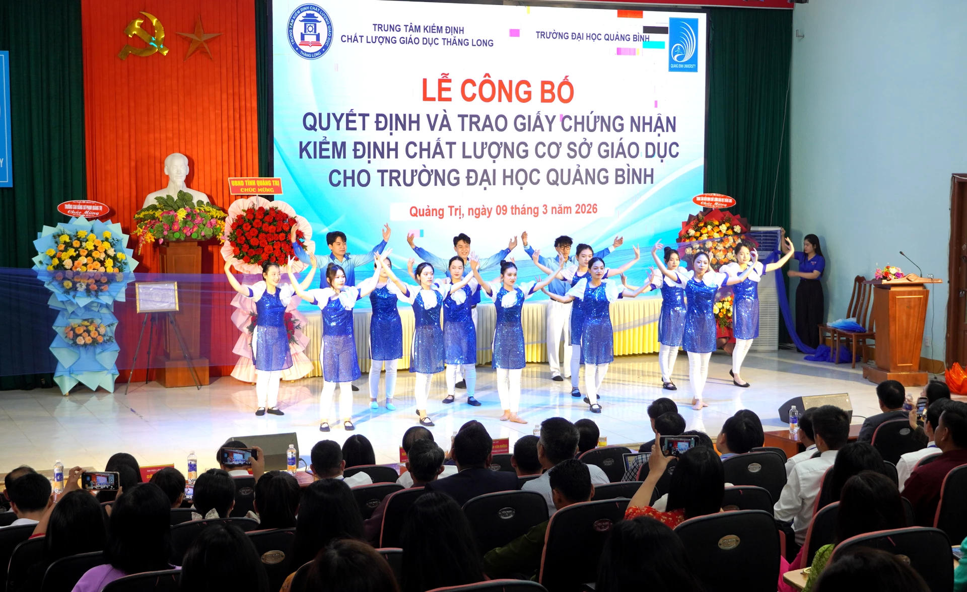 Tiết mục văn nghệ chào mừng - Ảnh: H.Tr