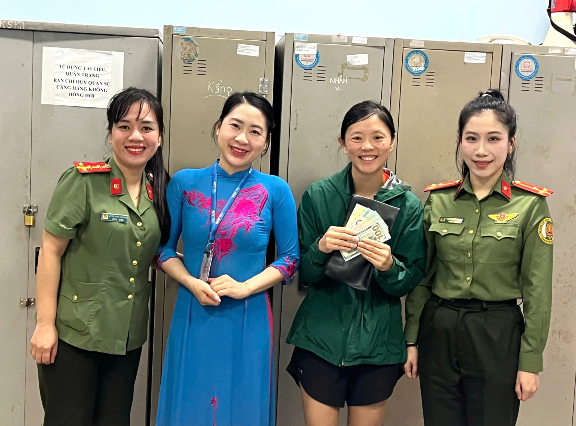 Du khách Elizabetu Babcon (quốc tịch Mỹ) vui vẻ và cảm ơn lực lượng Công an tỉnh Quảng Trị khi nhận lại tài sản - Ảnh: T.Đ