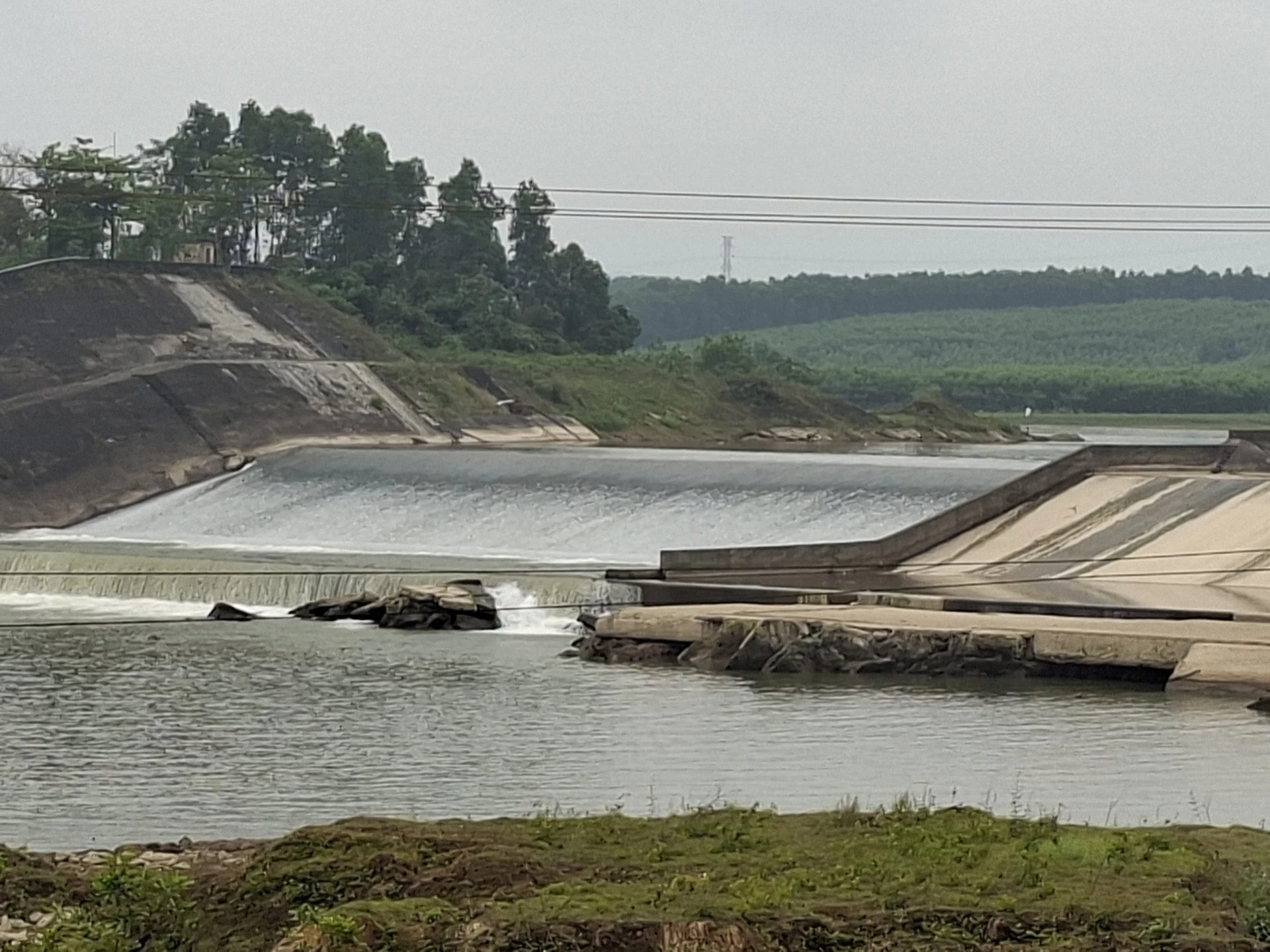 Đập tràn công trình Nam Thạch Hãn-nơi điều tiết nguồn nước đầu nguồn cho hệ thống thủy lợi - Ảnh: N.V