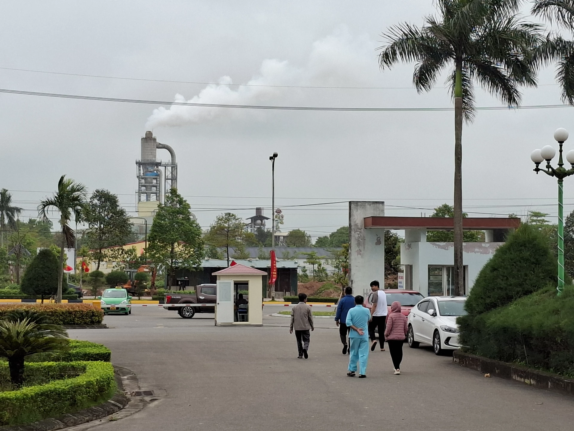 Ống khói của Nhà máy gỗ MDF VRG Quảng Trị nhìn từ Bệnh viện đa khoa tỉnh - Ảnh: N.V