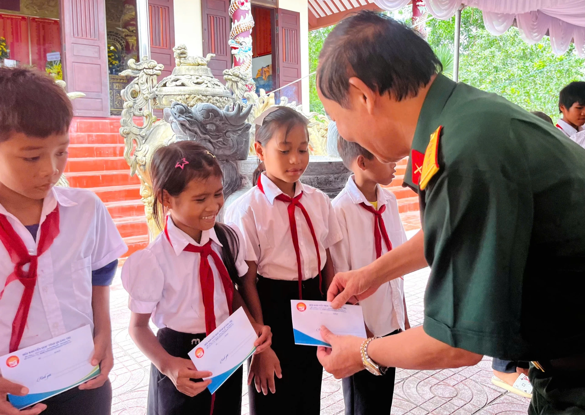 Ban liên lạc Cựu Chiến binh Trung đoàn 6 trao quà cho các học sinh nghèo vượt khó tại Di tích thành lập Trung đoàn 6 - Ảnh: P.T.L