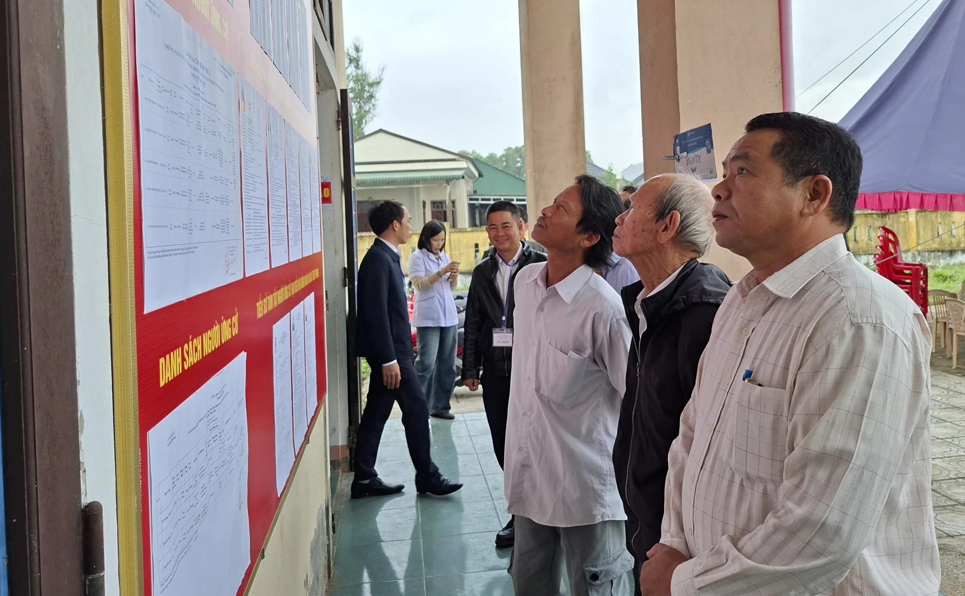 Cử tri xã Triệu Phong tìm hiểu tiểu sử ứng cử viên đại biểu Quốc hội khóa XVI và đại biểu HĐND các cấp, nhiệm kỳ 2026-2031 - Ảnh: N.V