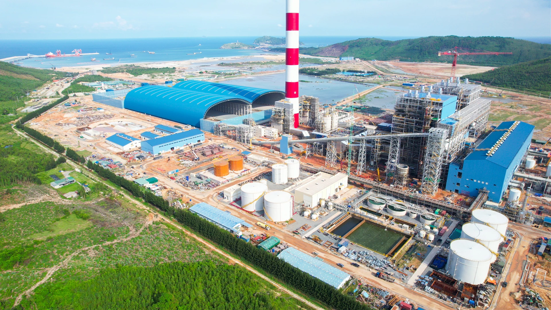 Nhà máy Nhiệt điện Quảng Trạch 1 đang được triển khai xây dựng khẩn trương - Ảnh: Lê Trường