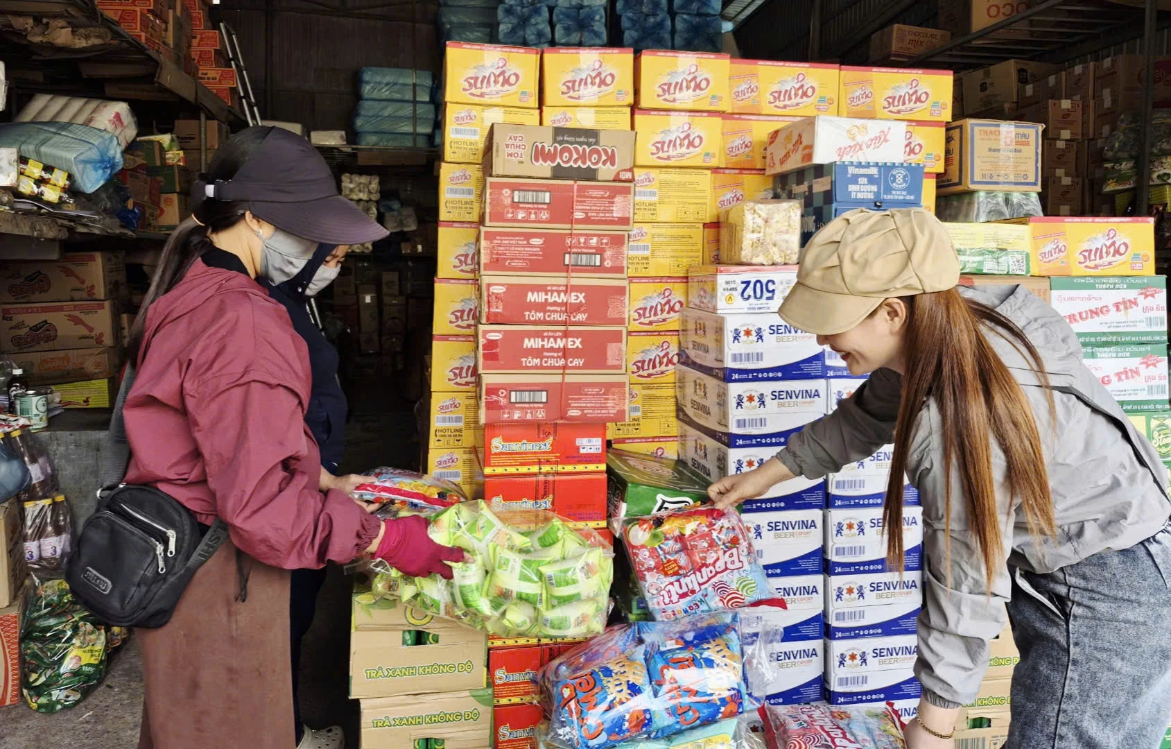Hàng Việt Nam ngày càng chiếm ưu thế so với hàng ngoại nhập tại các lô quầy ở Trung tâm thương mại Lao Bảo - Ảnh: K.S