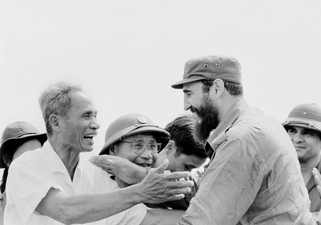 Thủ tướng Cuba Fidel Castro cùng Thủ tướng Phạm Văn Đồng trong cuộc míttinh của nhân dân Quảng Trị chào mừng Đoàn đến thăm vùng Giải phóng miền Nam Việt Nam, ngày 15/9/1973. Ảnh: TTXVN