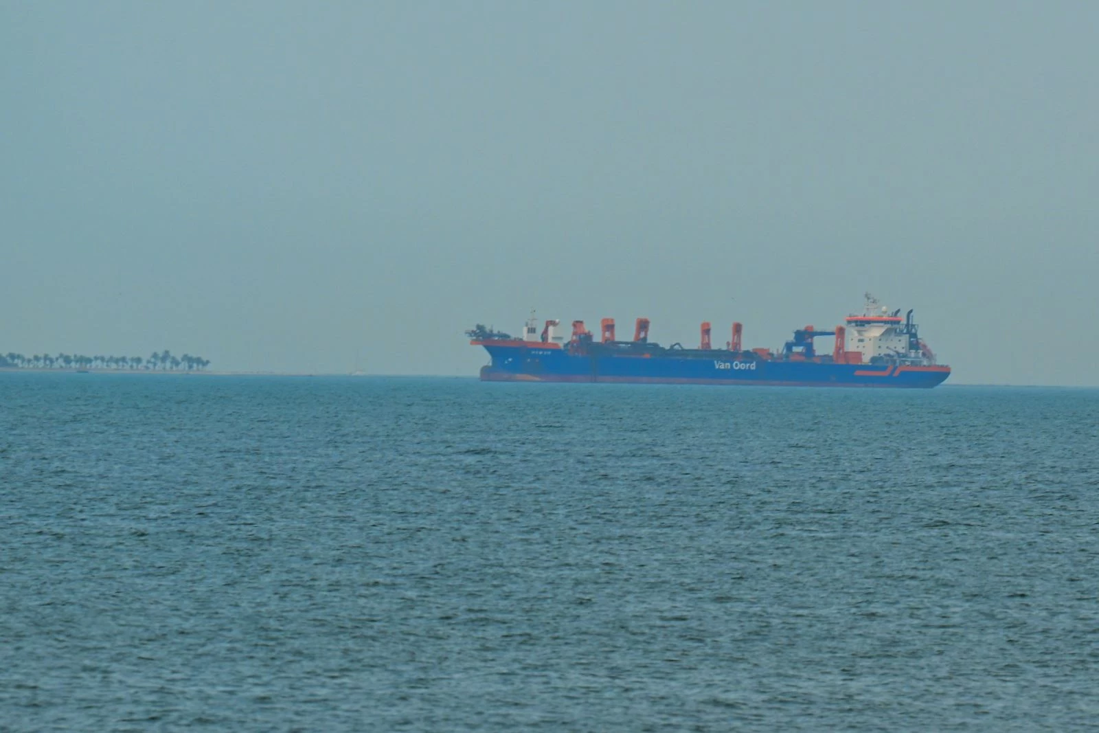 Tàu thương mại neo đậu ngoài khơi bờ biển thành phố Dubai, Các Tiểu vương quốc Arab Thống nhất (UAE) khi hệ thống hàng hải bị gián đoạn tại Eo biển Hormuz, ngày 2/3/2026. Ảnh: Anadolu Agency/TTXVN