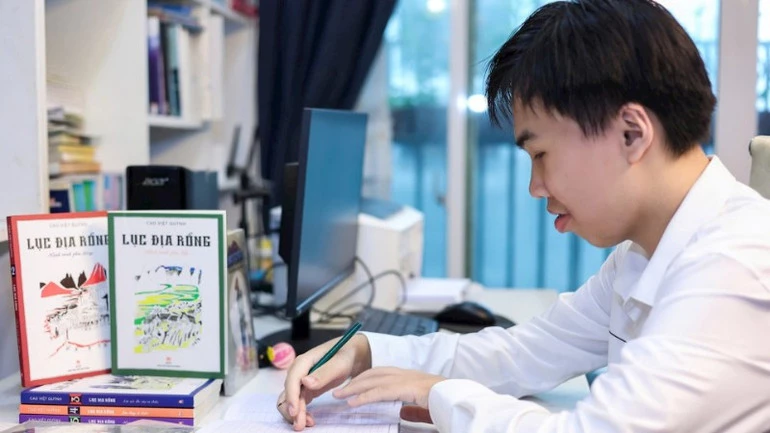 Tác giả trẻ Cao Việt Quỳnh với Lục địa rồng.